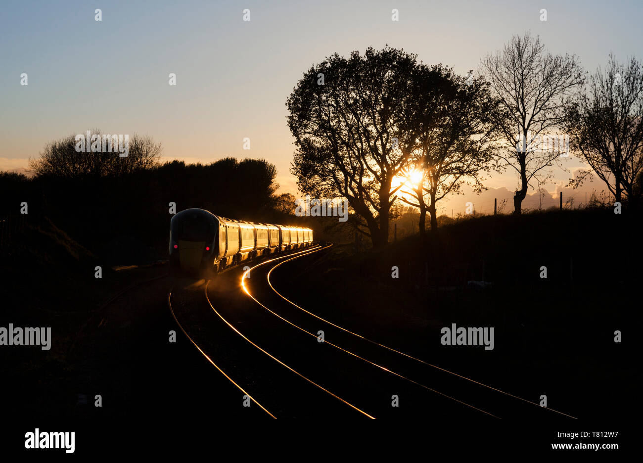 2 First Great Western Railway Hitachi Intercity Express-Züge (IEP) Kopf in den Sonnenuntergang in Crofton, Wiltshire Stockfoto