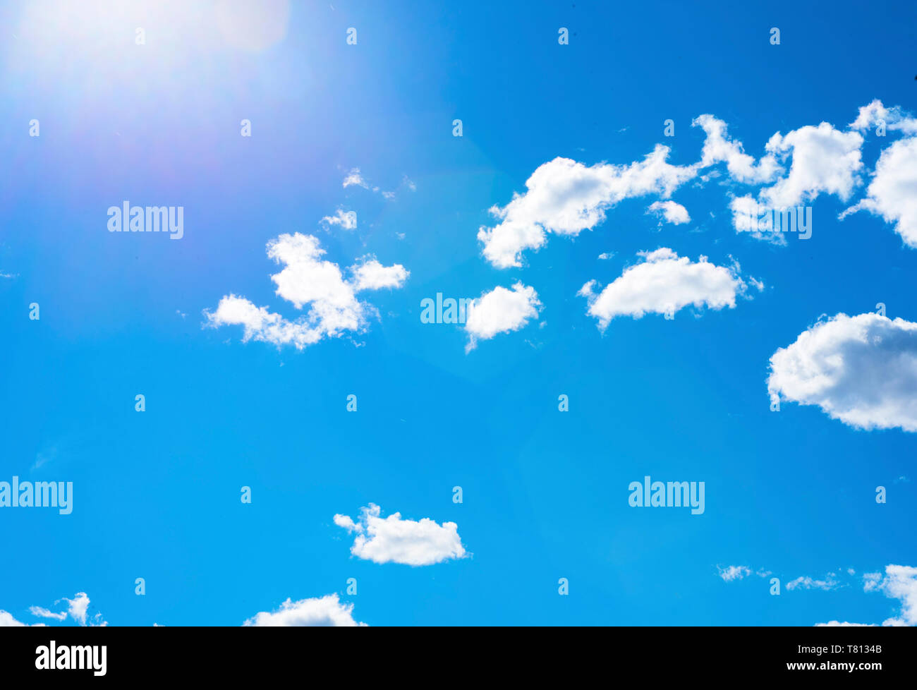 Wolken im Himmel mit einem lens flare von der Sonne. Stockfoto