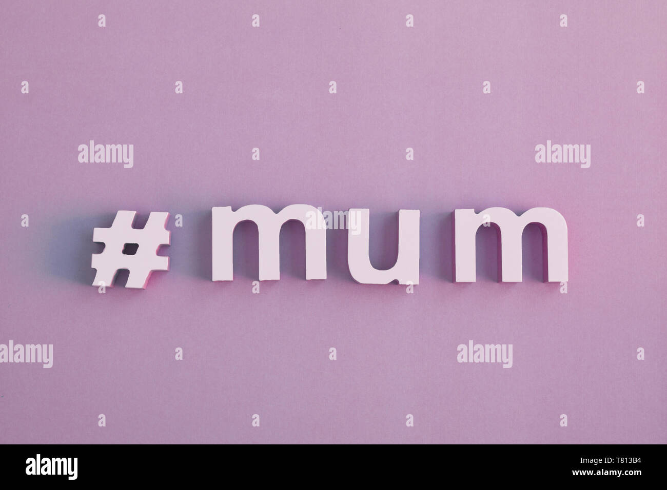 Mama-Zeichen mit Hashtag auf farbigem Hintergrund Stockfoto