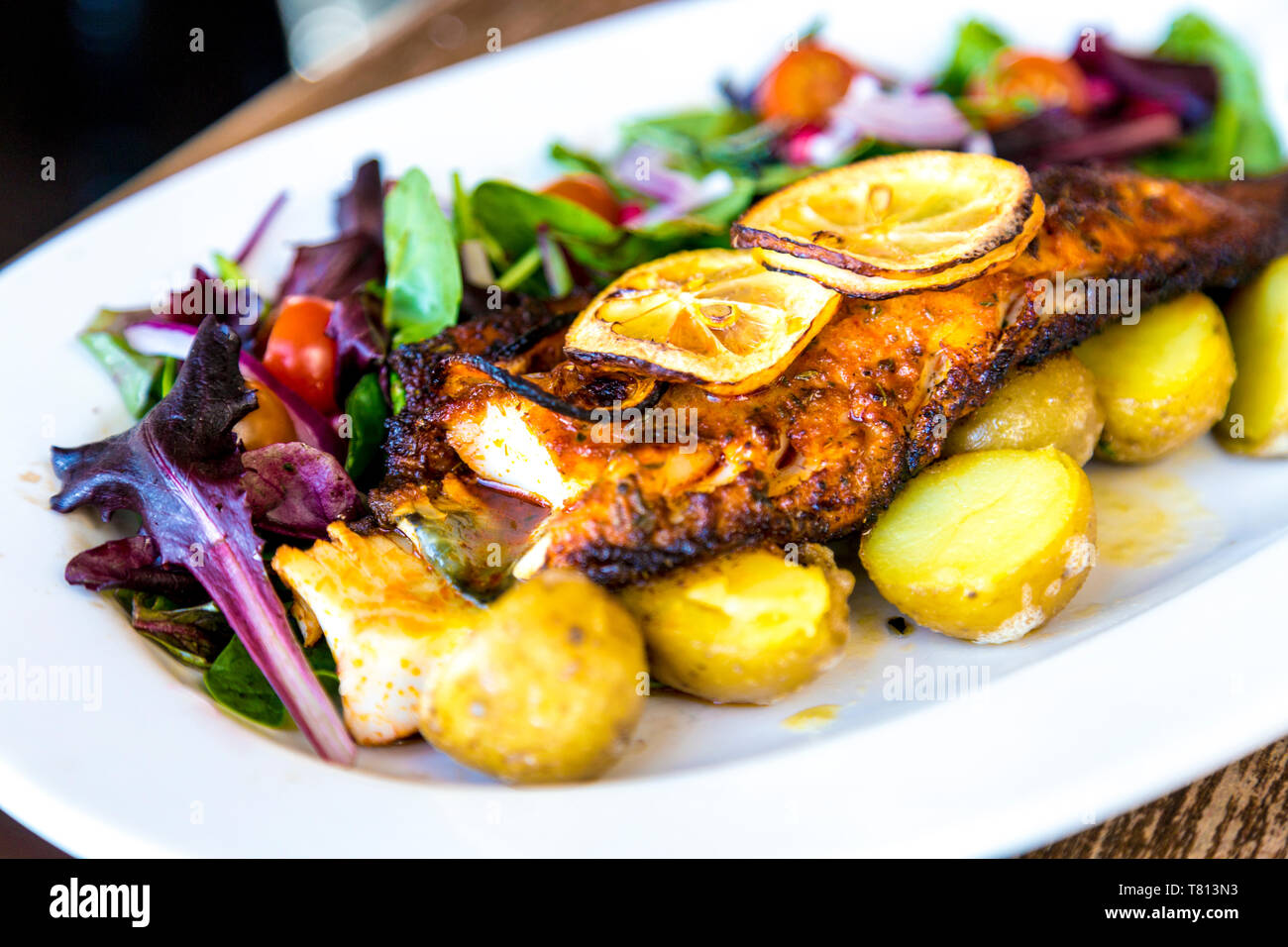 Schüssel, gegrillten Fisch Filet, neuen Kartoffeln und Salat (das weiße Kreuz, Richmond, UK) Stockfoto