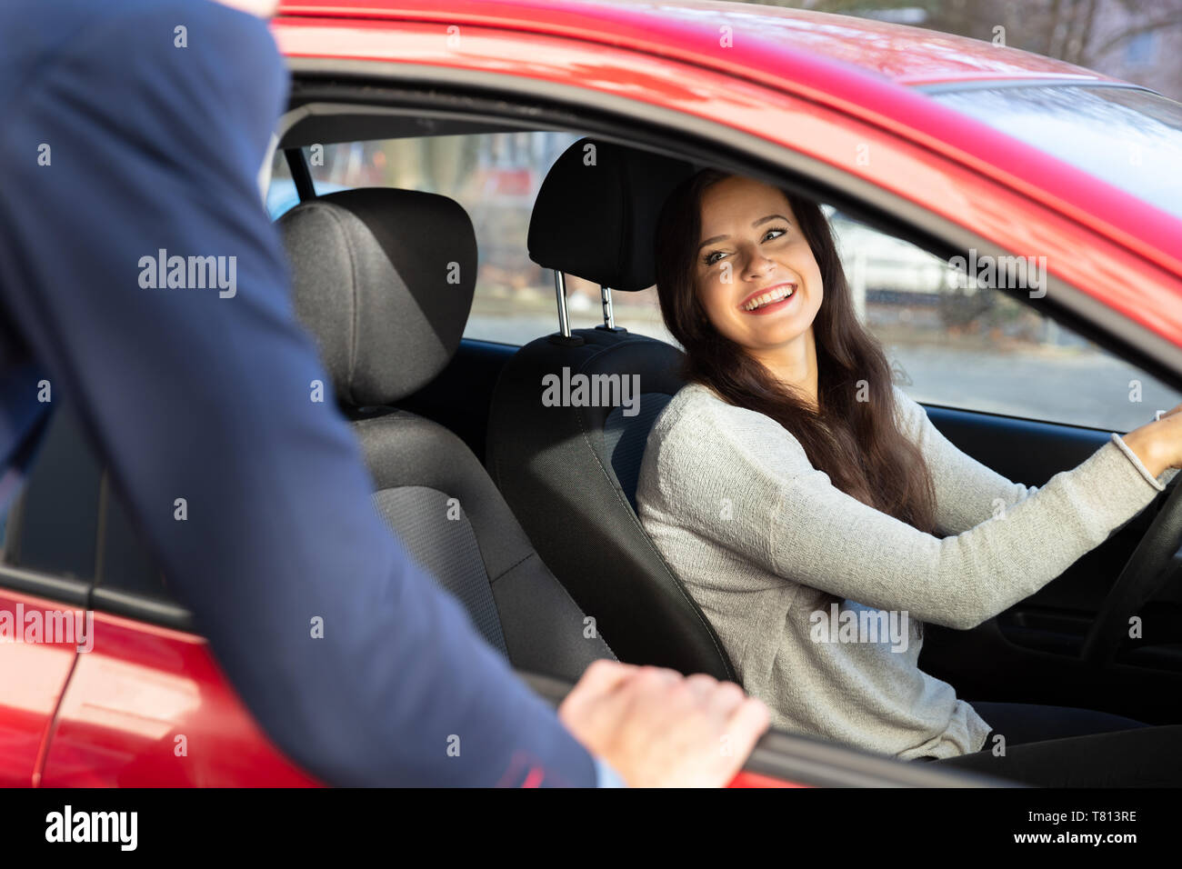 Lächelnden jungen Mann mit einer Dame im Auto Stockfoto