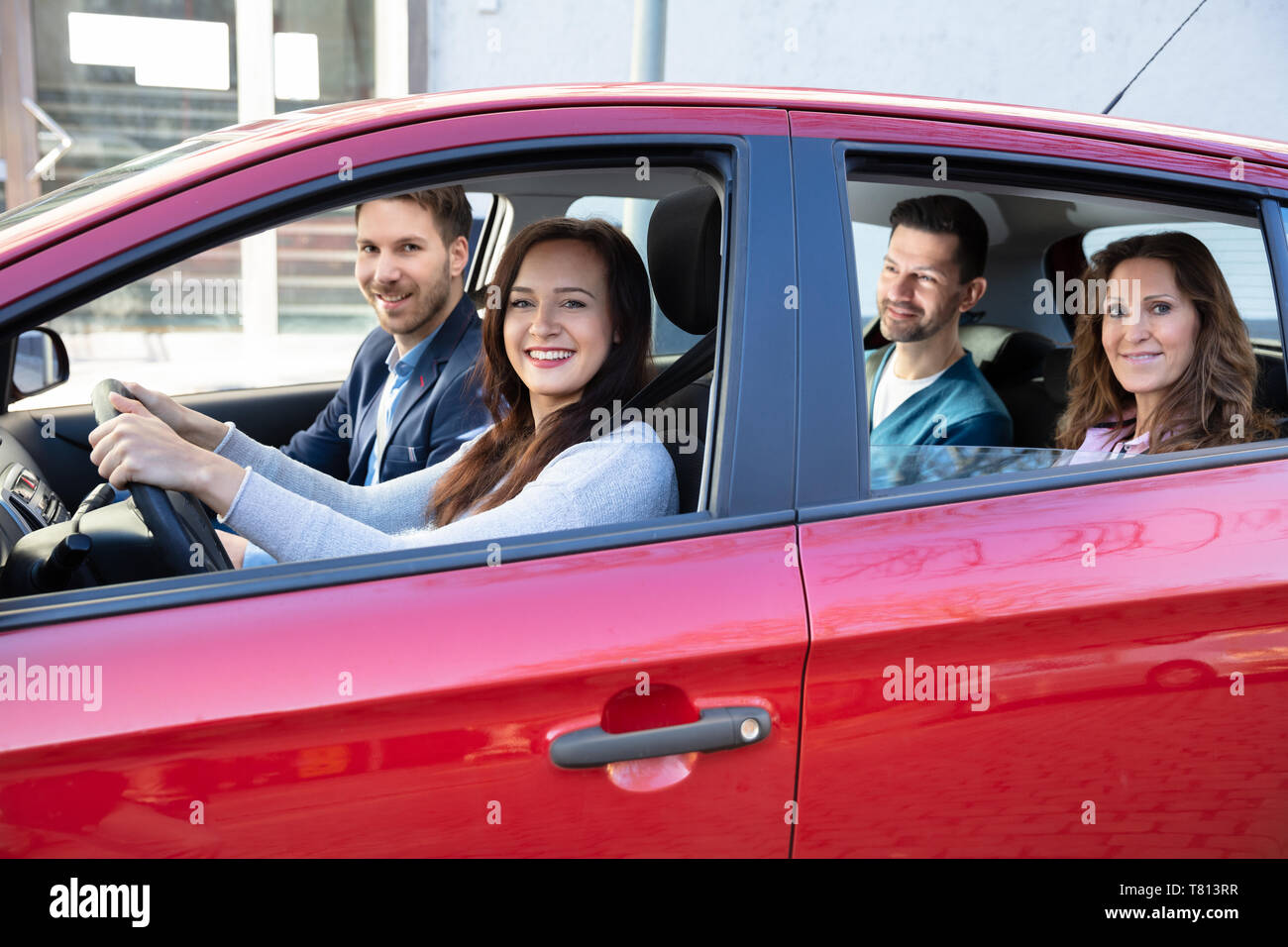 Gruppe der Glücklichen Freunde Spaß im Auto Stockfoto