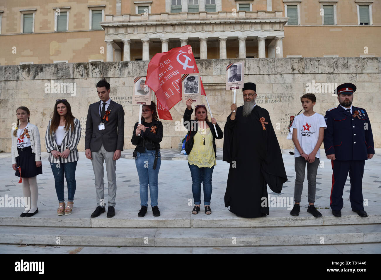 Athen, Griechenland. 9. Mai 2019. Die Teilnehmer stehen vor dem Denkmal des unbekannten Soldaten, wie sie Teil in der Unsterblichen Regiment Prozession während der Tag des Sieges feiern den 74. Jahrestag des Sieges über Nazi-Deutschland zu markieren und die russischen Opfer im Zweiten Weltkrieg in Athen, Griechenland, gedenken. Credit: Nicolas Koutsokostas/Alamy Stock Foto. Stockfoto