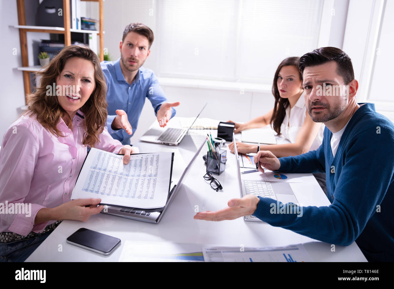 Gruppe der Führungskräfte Klagen in Richtung Kamera im Büro Stockfoto