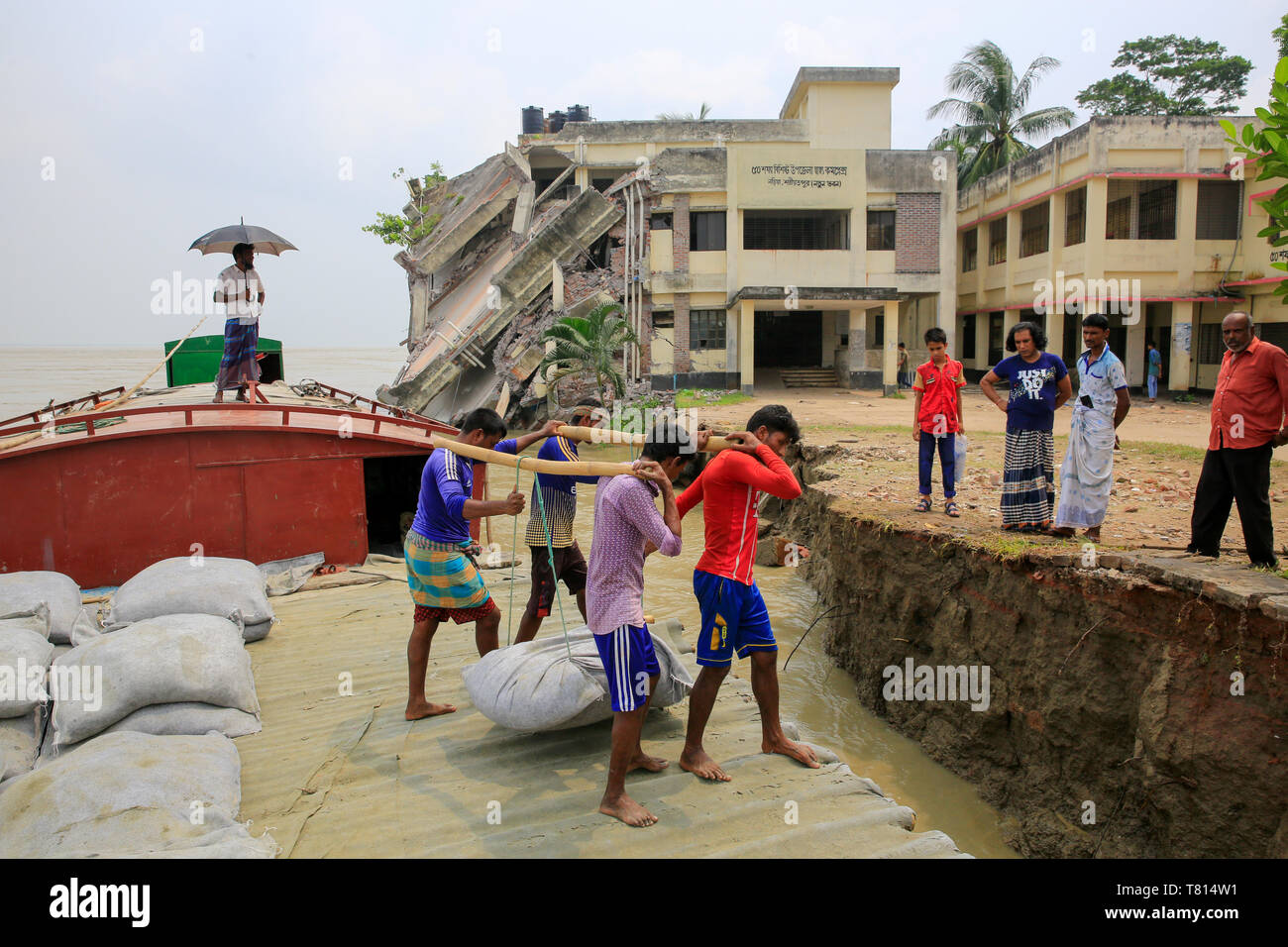 Naria Upazila Gesundheit komplexe Gebäude im Stadtteil Shariatpur geht in die Padma River. Shariatpur, Bangladesch Stockfoto