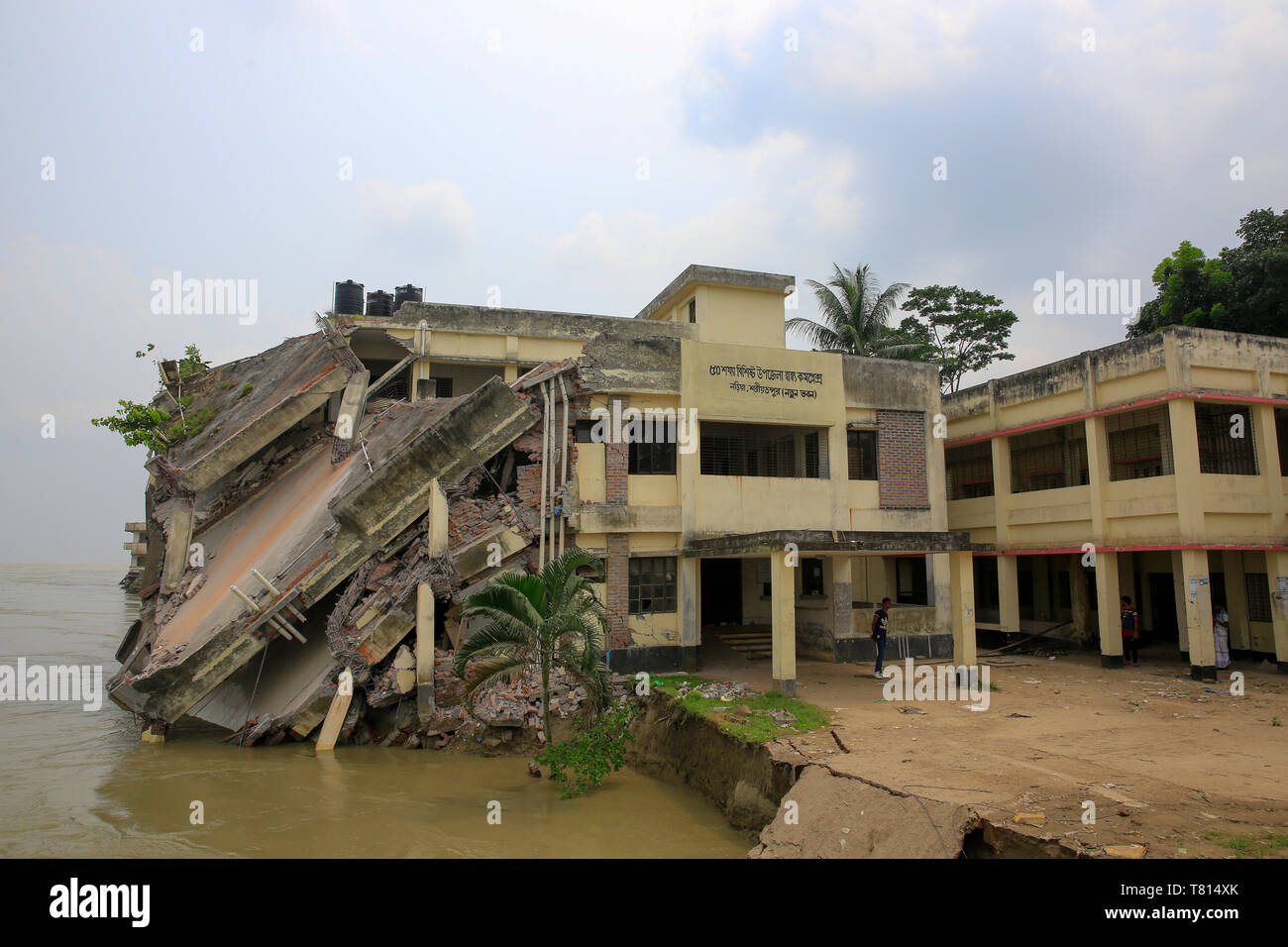 Naria Upazila Gesundheit komplexe Gebäude im Stadtteil Shariatpur geht in die Padma River. Shariatpur, Bangladesch Stockfoto