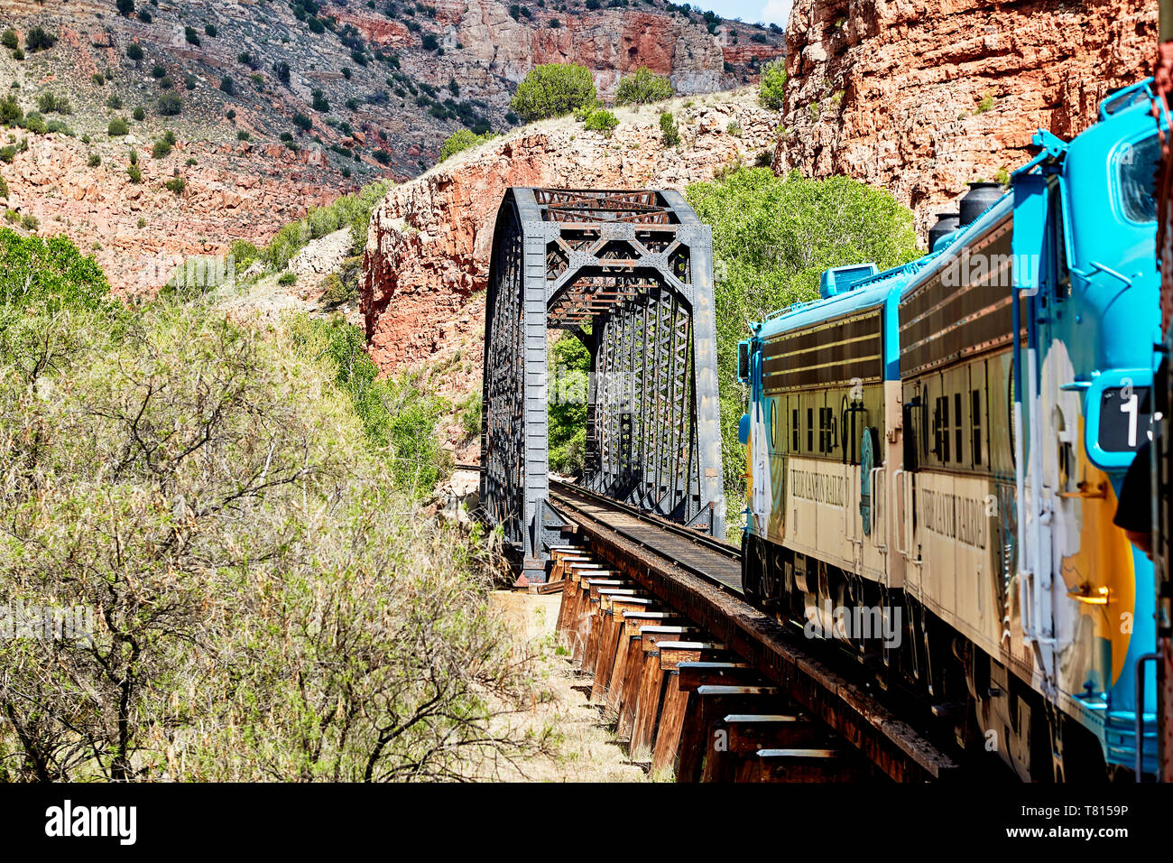 Clarkdale, Arizona, USA - Mai 4, 2019: Verde Canyon Bahn Zug Motor fahren auf landschaftlich schöne Strecke über eine Brücke Stockfoto