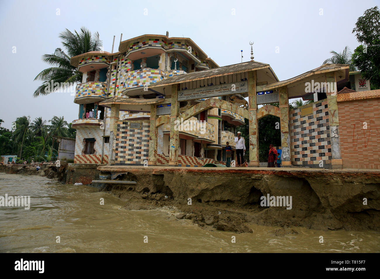 Der mächtige Fluss Padma hat eine Reihe von Gebäuden in Bashbari und Mulfatganj von Naria in Shariatpur verschlungen wie River erosion Hard die Bereiche getroffen hat. Ein Stockfoto