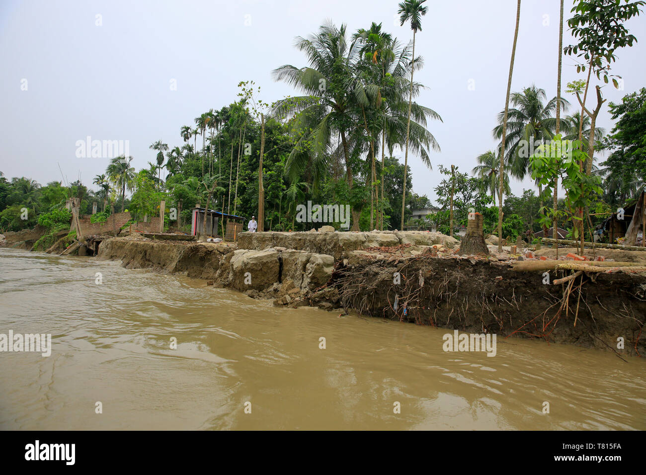 Der mächtige Fluss Padma hat eine Reihe von Gebäuden in Bashbari und Mulfatganj von Naria in Shariatpur verschlungen wie River erosion Hard die Bereiche getroffen hat. Ein Stockfoto