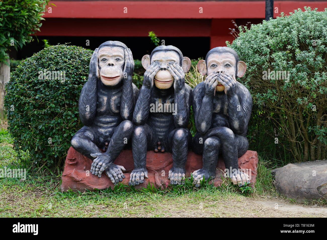 Drei schwarzen Affen statue Standortwahl auf dem Felsen in der Zeile;  schließen Sie die Augen, Mund, Ohr., Thailand Stockfotografie - Alamy