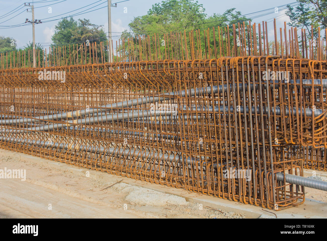 Die Arbeiter bereiten eine Stahlkonstruktion eine neue Brücke zu bauen Stockfoto
