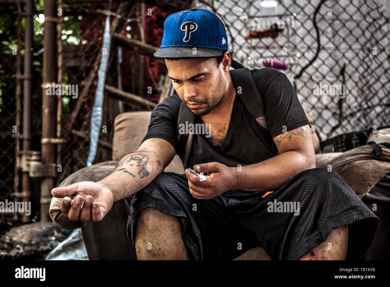 Street Portrait in der kennsington Abschnitt des nördlichen Philadelphia Pennsylvania, im Lager von Heroin Shooter, der Mensch schießt mit Heroin Stockfoto