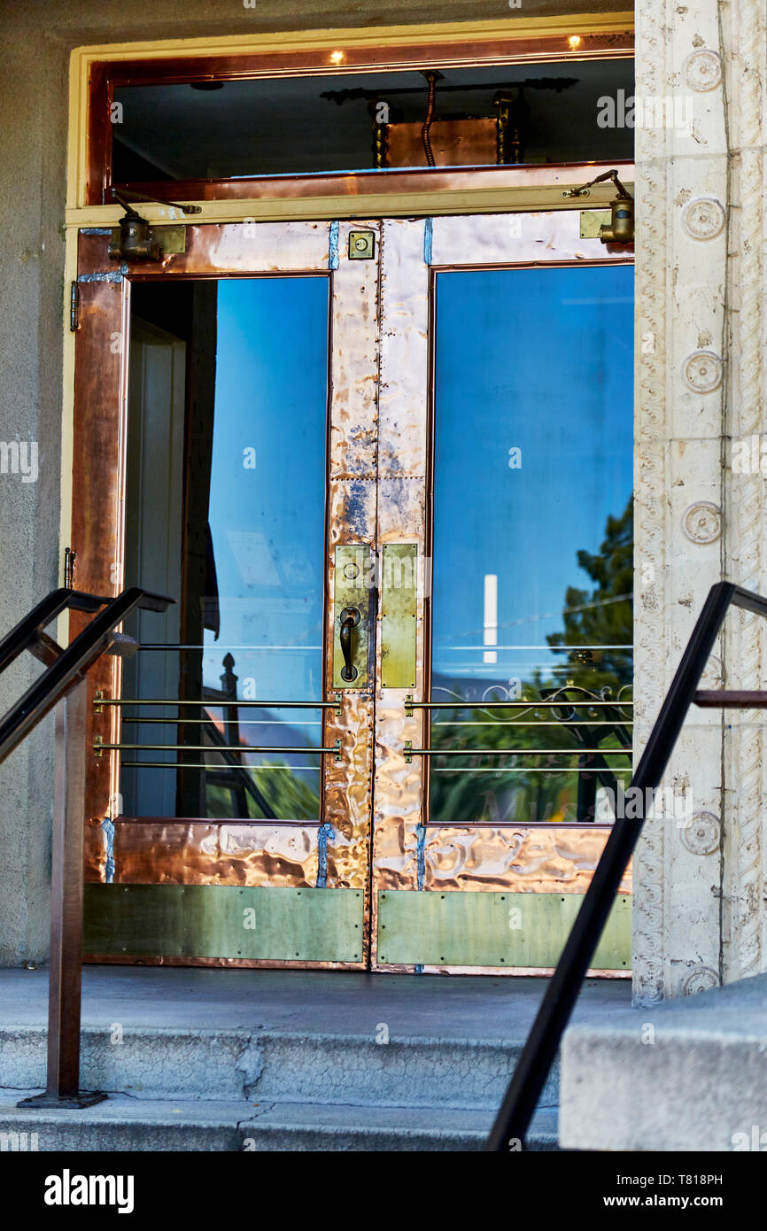 Clarkdale, Arizona, USA - Mai 4, 2019: Kupfer Museum Eingang Doppeltür mit Glasfenster und Handläufe auf Schritte Stockfoto
