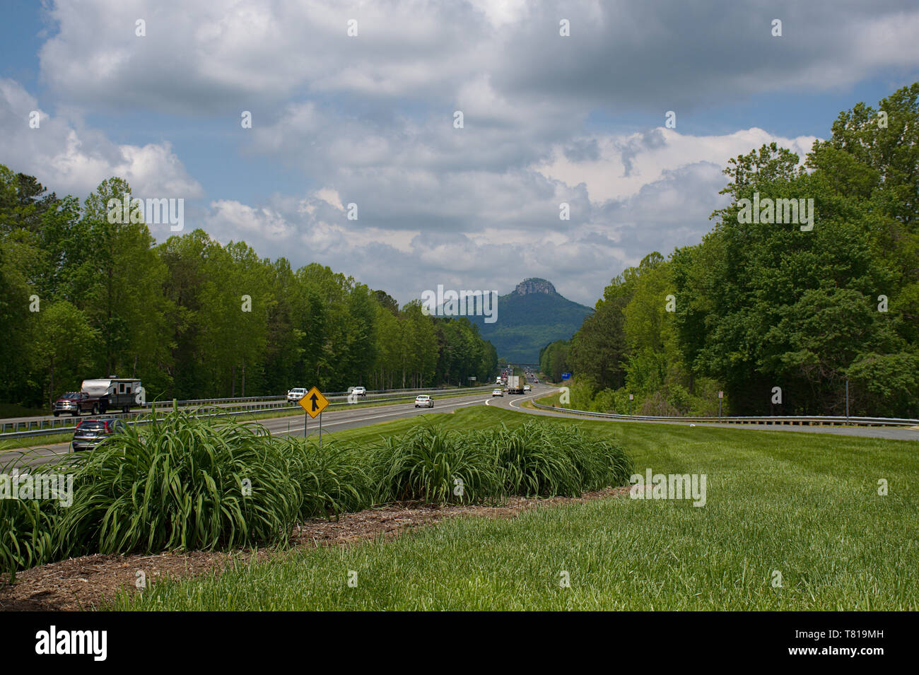 Landschaft der Pilot Mountain an einem sonnigen Tag mit blauen Himmel Stockfoto