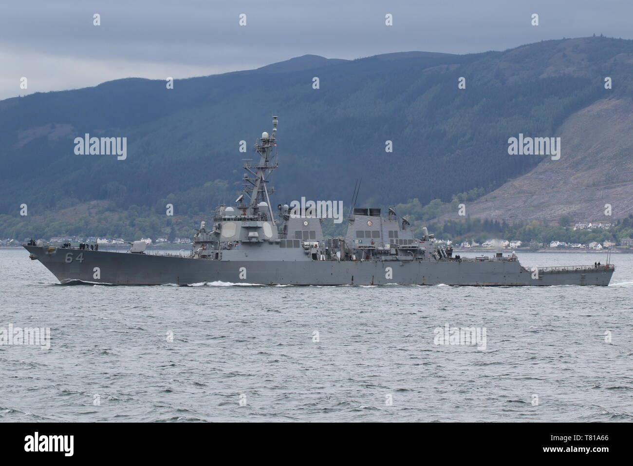 USS Carney (DDG-64), Zerstörer der Arleigh-Burke-Klasse durch die US Navy betrieben, vorbei an Gourock zu Beginn der Übung gewaltige Shield 2019. Stockfoto