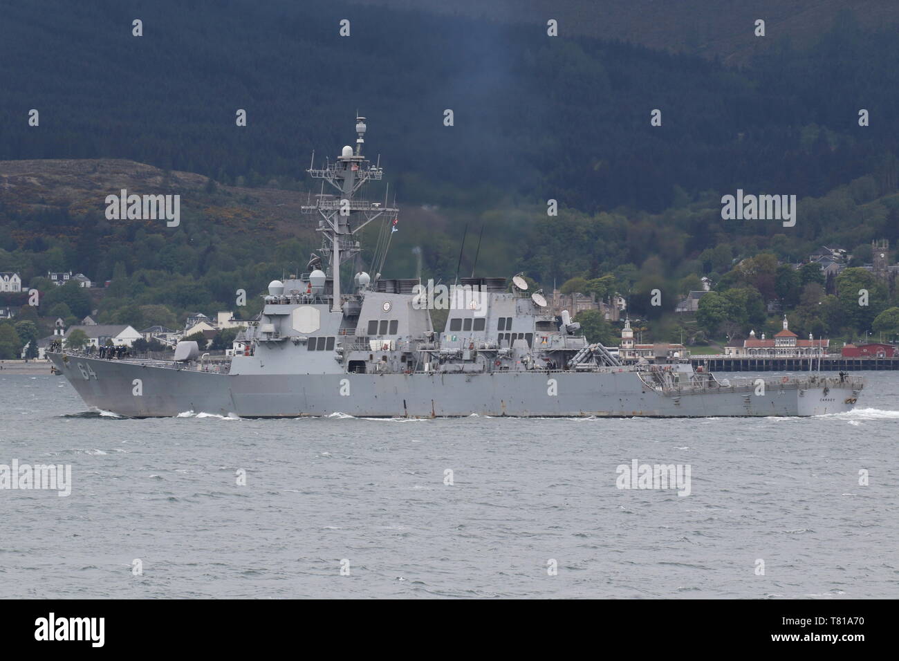 USS Carney (DDG-64), Zerstörer der Arleigh-Burke-Klasse durch die US Navy betrieben, vorbei an Gourock zu Beginn der Übung gewaltige Shield 2019. Stockfoto