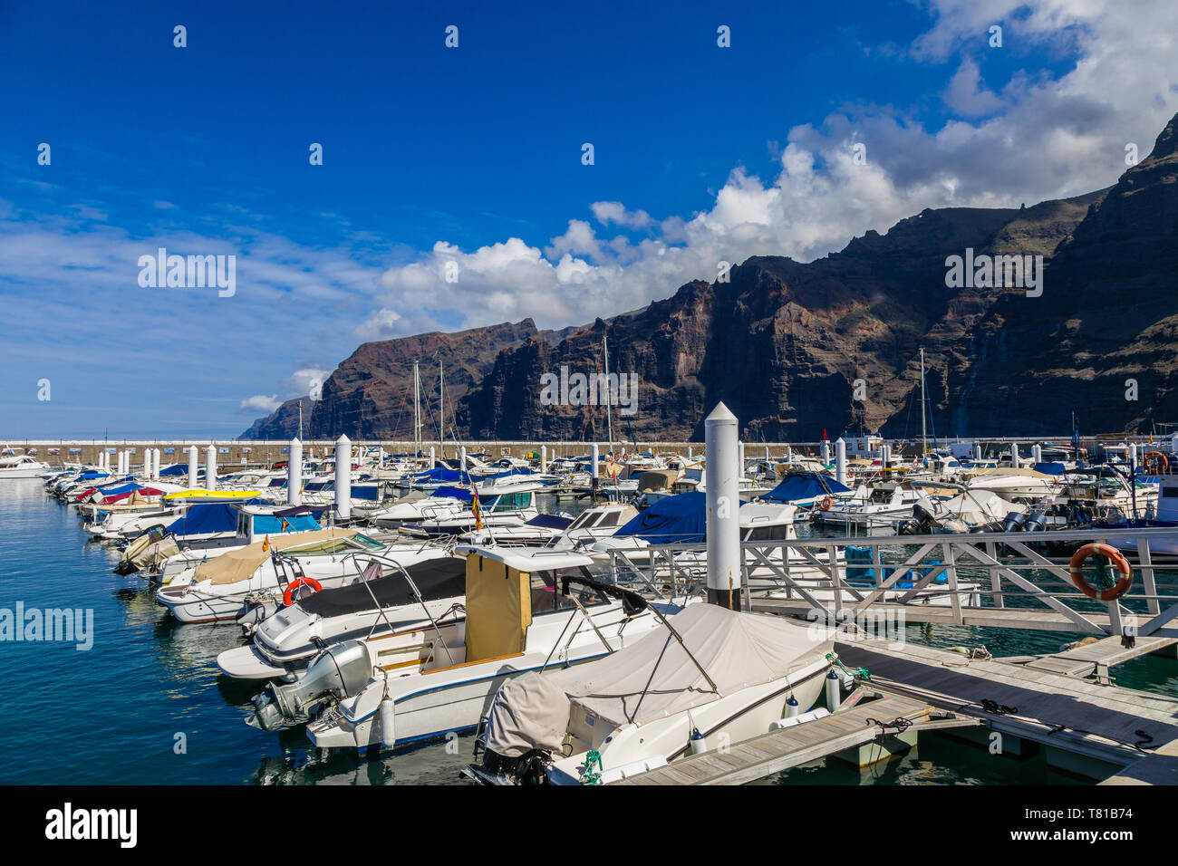 Puerto de Santiago und Los Gigantes im Hintergrund, Teneriffa, Kanarische Inseln, Spanien Stockfoto