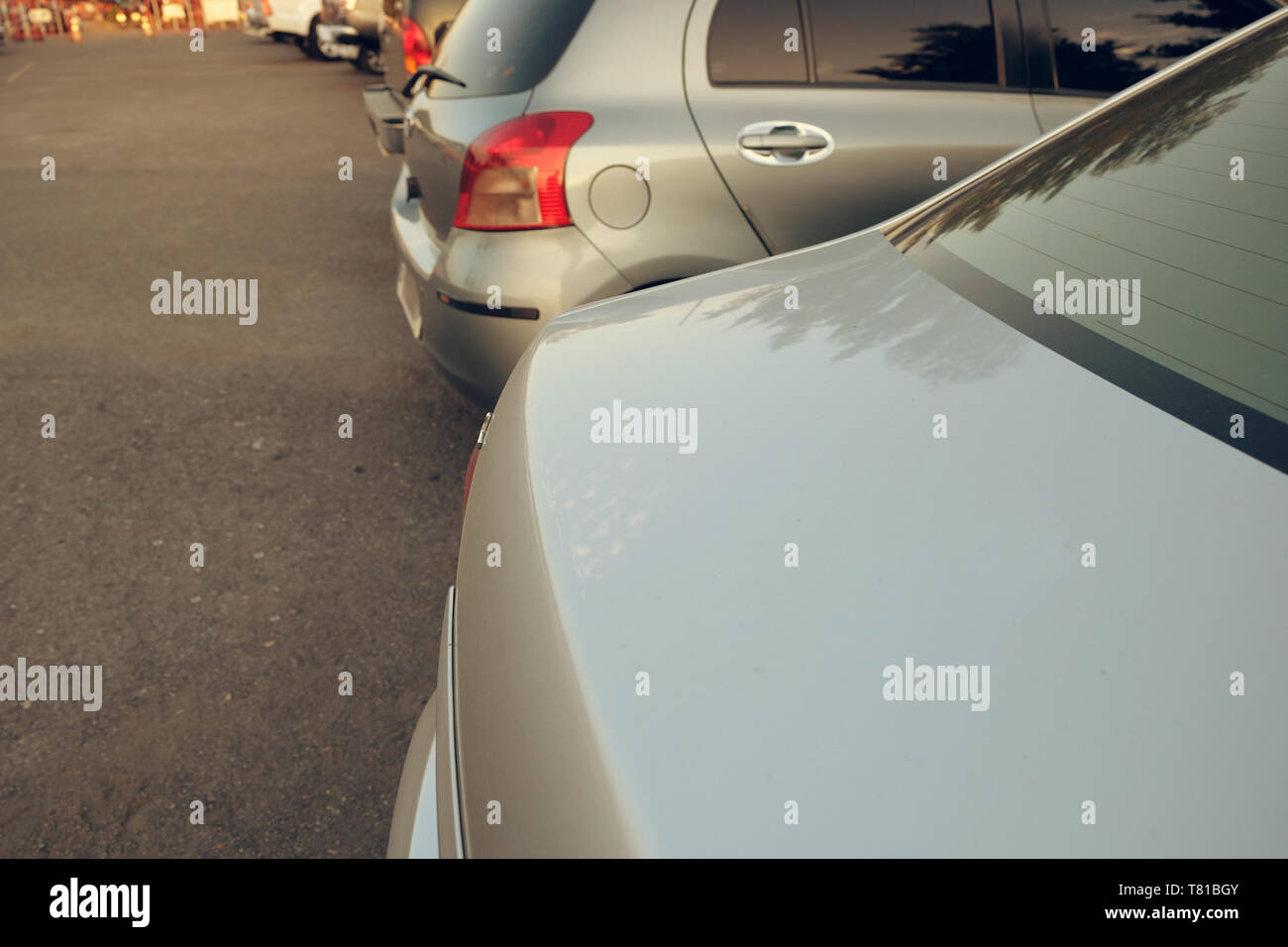 Autos auf dem Parkplatz geparkt. Stockfoto