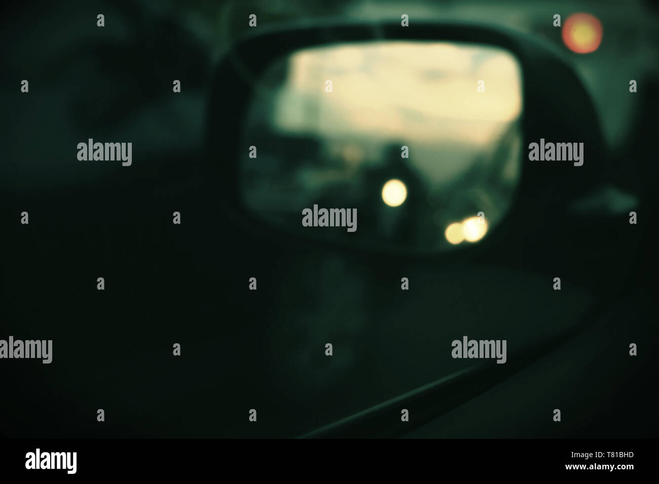 Autofahren in der Nacht verschwommenen Hintergrund Stockfoto