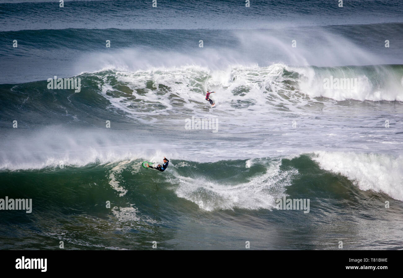 Bells Beach, Torquay/Australien - April 27, 2019: Wärme 1 von Rip Curl Pro's Männer Halbfinale der Welt surfen Liga, Filipe Toledo (Vordergrund) Gewinnen Stockfoto