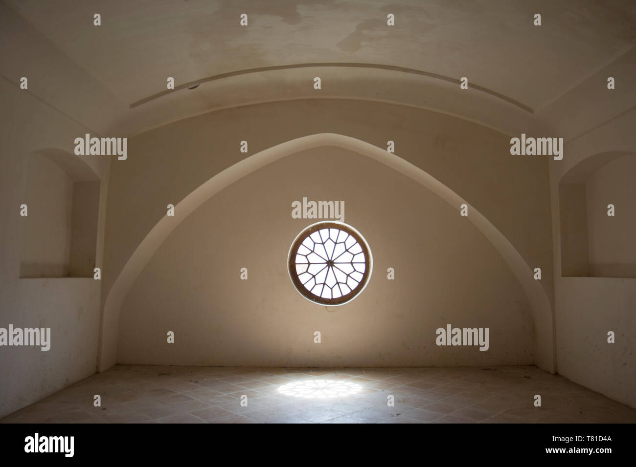 Provinz Isfahan - Kashan im Iran - 30. April - 2019 Lichtstrahlen durch kreisförmige Holz- Fenster im historischen Gebäude, Tabatabaei Haus Stockfoto