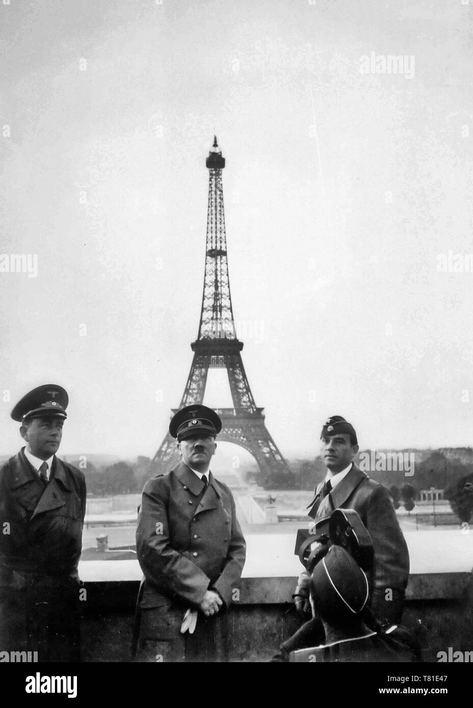 Adolf Hitler visits Paris mit Architekten Albert Speer (links) und Künstler Arno Breker (rechts), 23. Juni 1940 Stockfoto