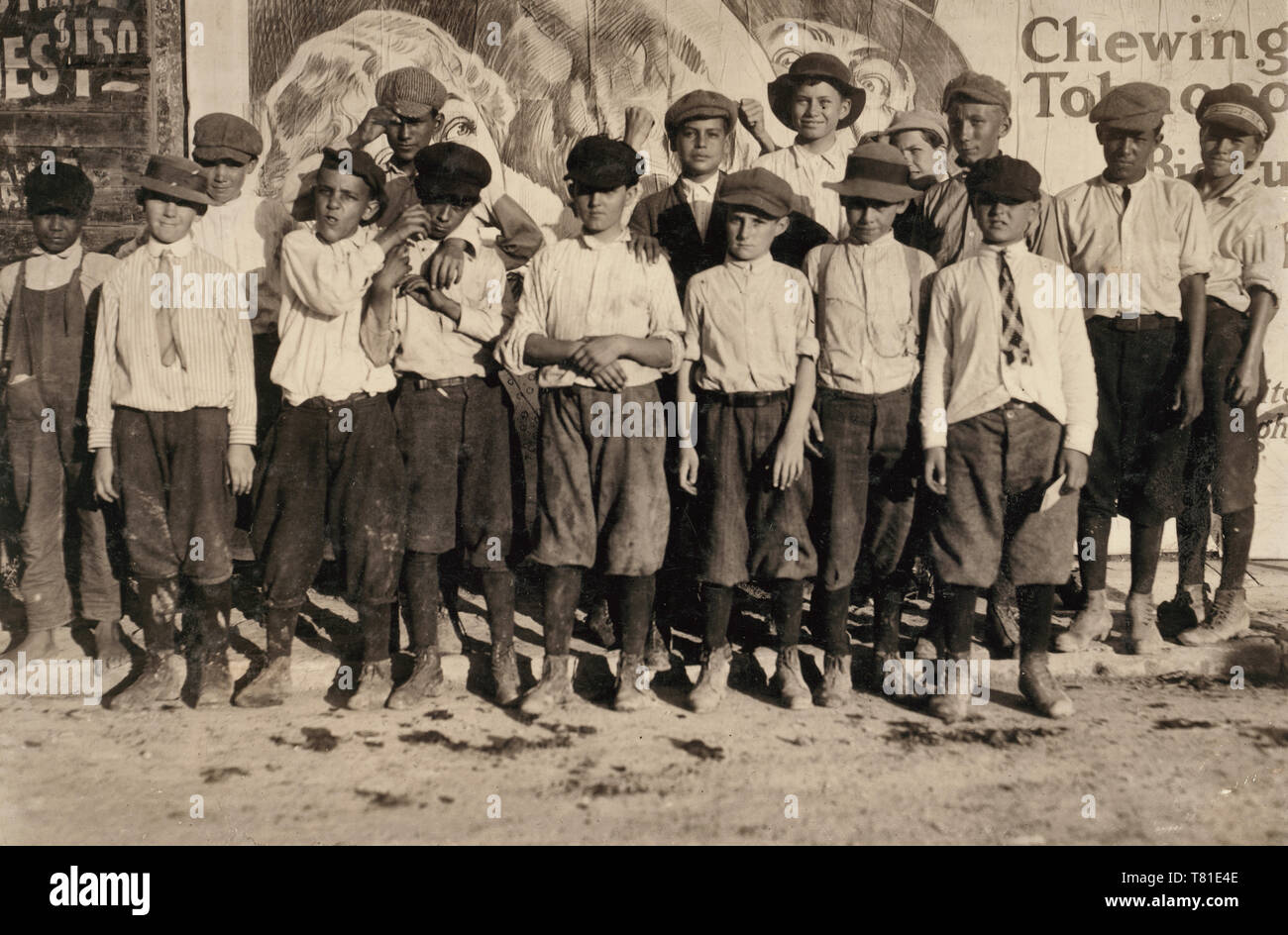 Ein paar der San Antonio boten. Siehe Hine Bericht über Messenger Service von Texas. Edgar Barnes ist eines der kleinsten der vorderen Zylinderreihe. Die boten und deren Kontakt mit dem Rotlichtviertel, in den meisten der großen Städte von Texas, ist eine der schlimmsten Phasen der Kinderarbeit in den Staat. Ort: San Antonio, Texas. 1913 Stockfoto