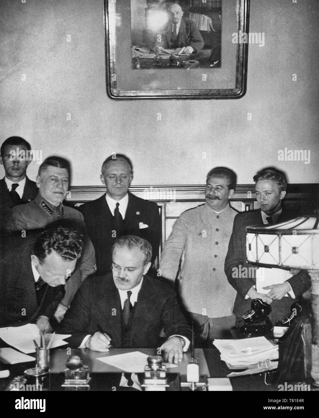 Sowjetischen Außenminister Wjatscheslaw Molotow Zeichen den deutsch-sowjetischen Nichtangriffspakt in Moskau, 23. August 1939. Stockfoto