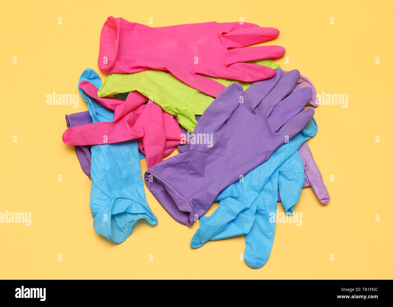 Bunte Gummi medizinische Handschuhe Stapel auf gelbem Hintergrund  Stockfotografie - Alamy