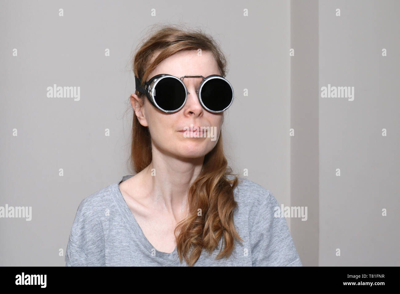 Junge Frau mit blassen Gesicht haut mit schwarzen Schweißen Gläser Stockfoto
