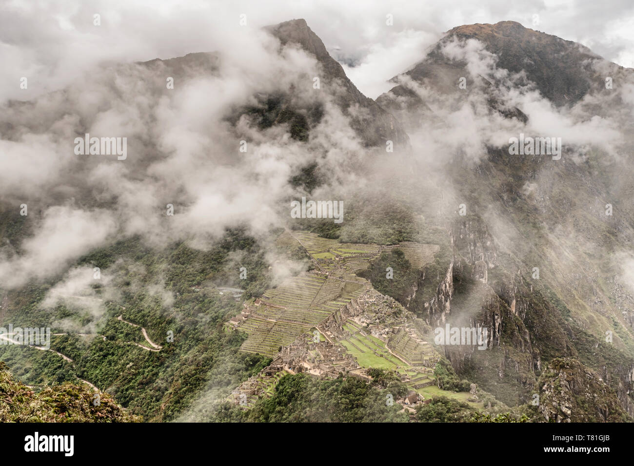 Luftbild vom Wayna, Huayna Picchu Peak bei Machu Picchu Inkas City Komplex und Machu Picchu Mountain Peak in den Hintergrund. Entfernt Stockfoto