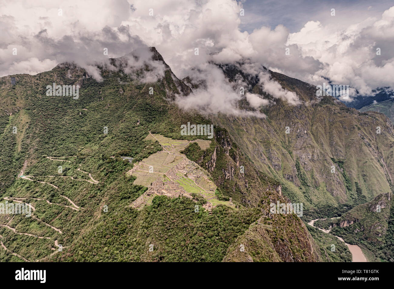 Luftbild vom Wayna, Huayna Picchu Peak bei Machu Picchu Inkas City Komplex und Machu Picchu Mountain Peak in den Hintergrund. Entfernt Stockfoto