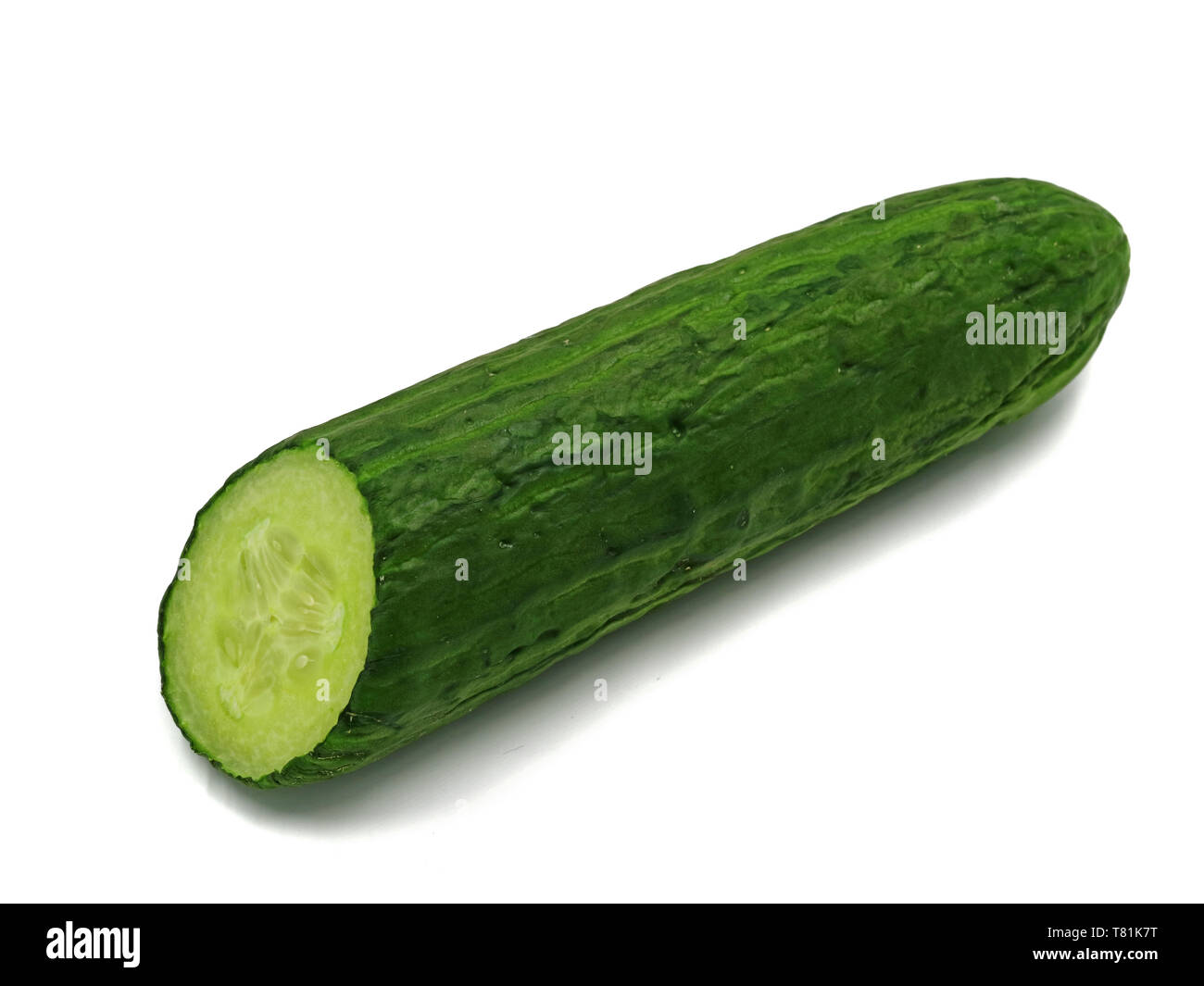 Alte Gurke in Scheiben geschnitten auf weißem Hintergrund Stockfoto