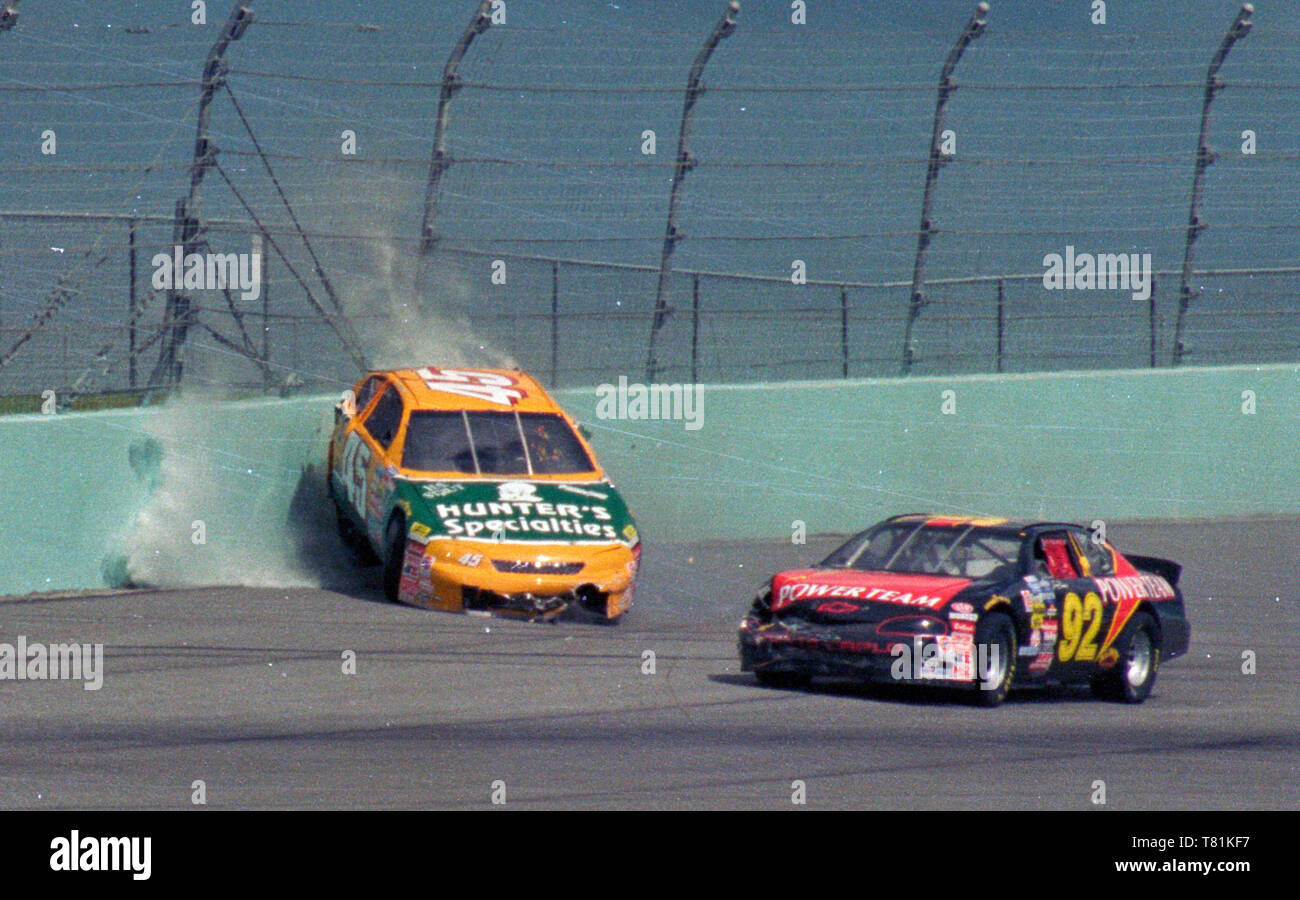 Mike Laughlin Wracks in Runde 1 der Runde 1 im Penzoil hooligan Rennen bei Homestead-Miami Speedway am 2. November 1996. Wie man sein Auto gesichert in die Wand und die Brennstoffzellen platzen. Stockfoto