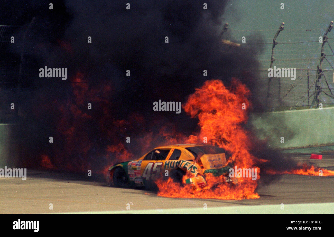 Mike Laughlin Wracks in Runde 1 der Runde 1 im Penzoil hooligan Rennen bei Homestead-Miami Speedway am 2. November 1996. Als sein Auto in Flammen aus der Brennstoffzelle Fehler gesehen. Stockfoto