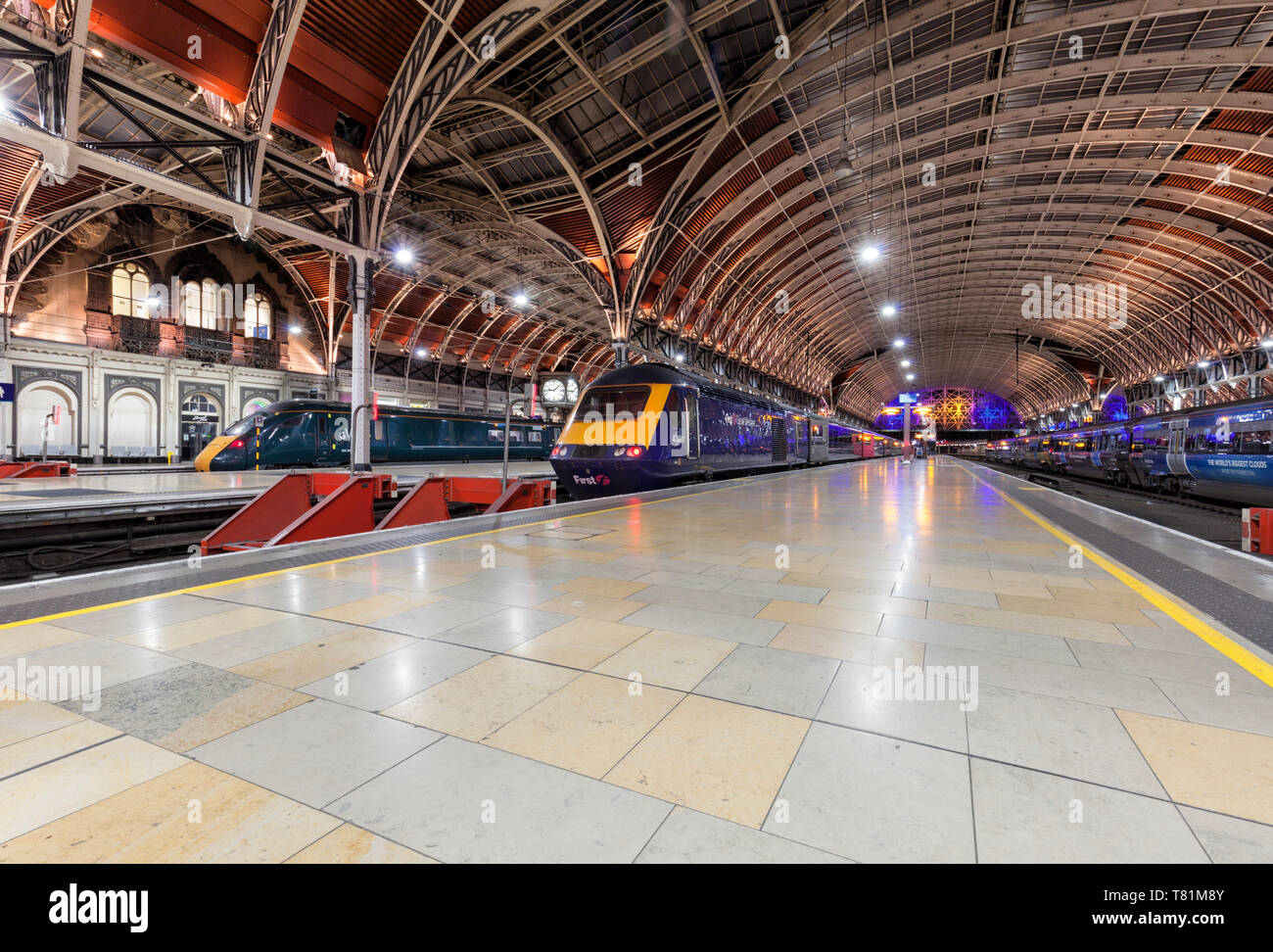 First Great Western Railway Hochgeschwindigkeitszug (ICE 125) und seiner Ersetzung, Hitachi Intercity Express am Bahnhof London Paddington Stockfoto