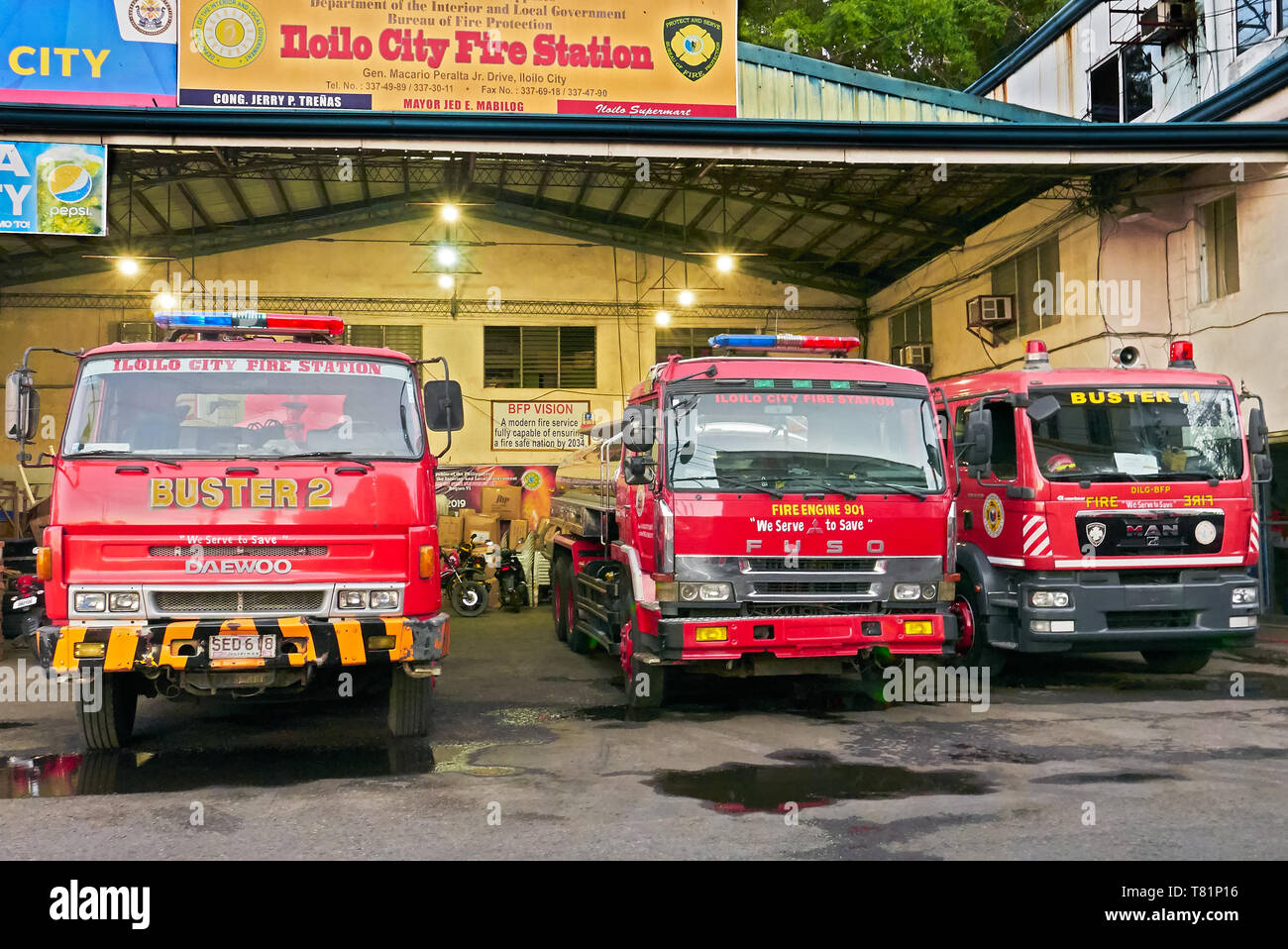 Iloilo City, Provinz Iloilo, Philippinen - 21. April 2019: Vorderansicht von drei roten Feuer Lkw parken am Iloilo City Fire Station Stockfoto