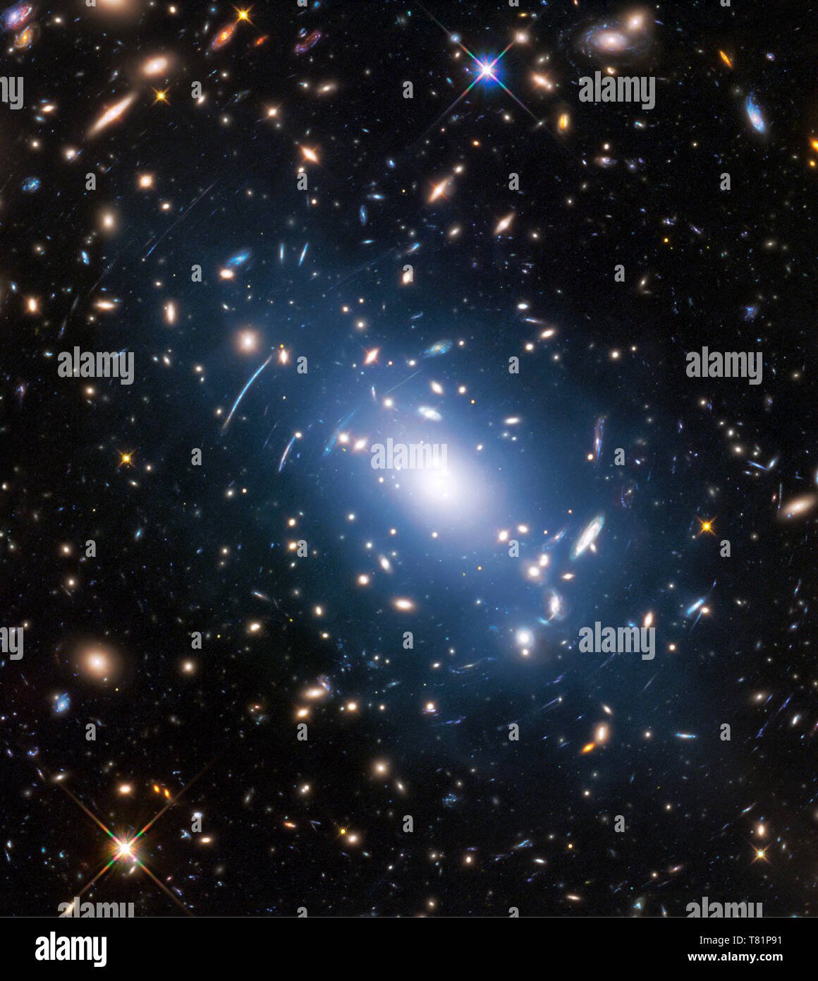 Galaxienhaufen und Gravitationslinsen Stockfoto