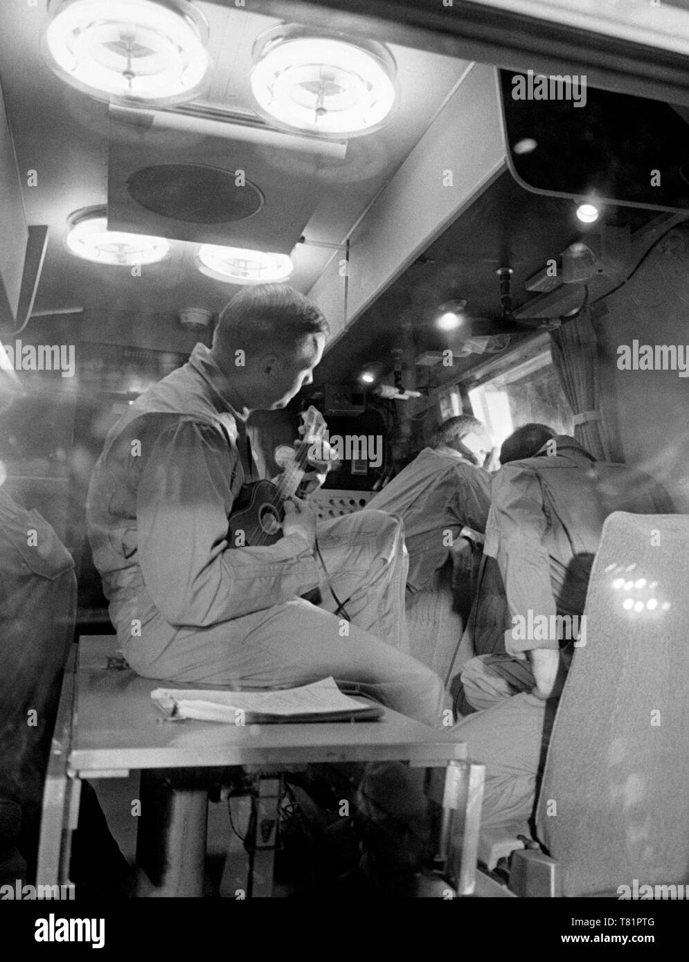 Apollo 11, von monolithischen Quarzfiltern Neil Armstrong spielt Ukelele, 1969 Stockfoto