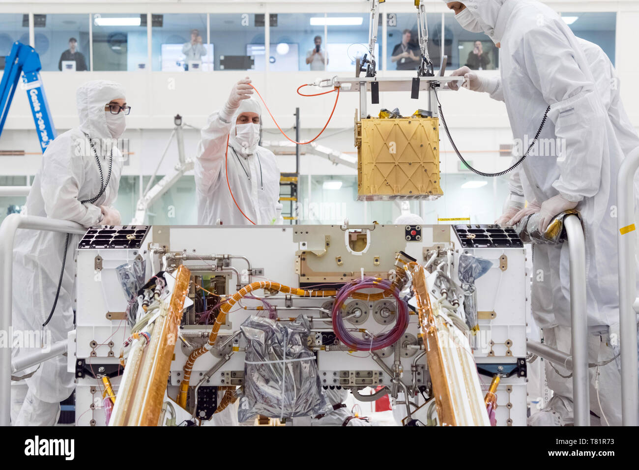 Ingenieure mit MOXIE Rover im Reinraum Stockfoto