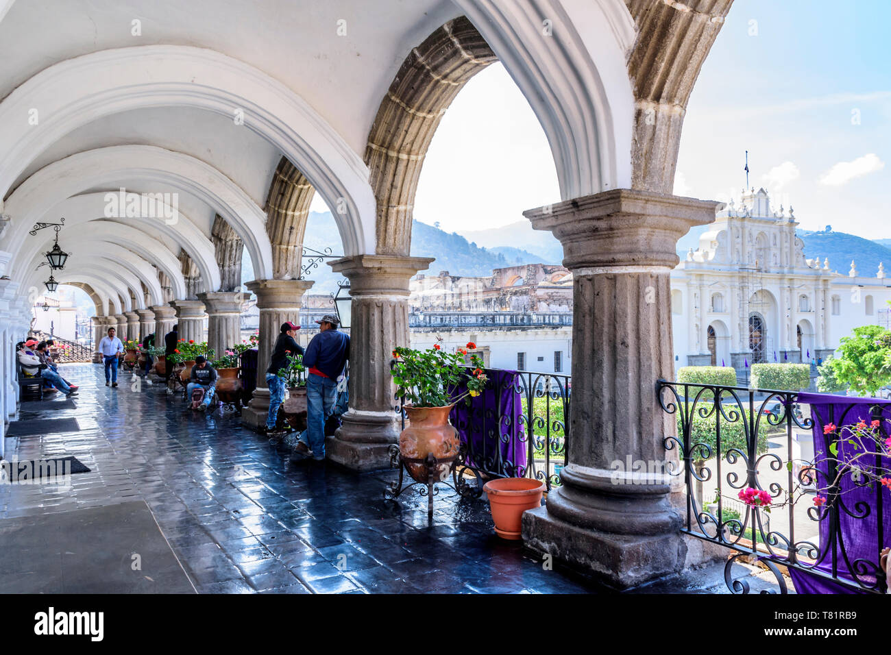 Antigua, Guatemala - April 10, 2019: Blick auf die Kathedrale San José & Central Park durch Rathaus Bögen in der kolonialen Stadt und UNESCO-Weltkulturerbe. Stockfoto