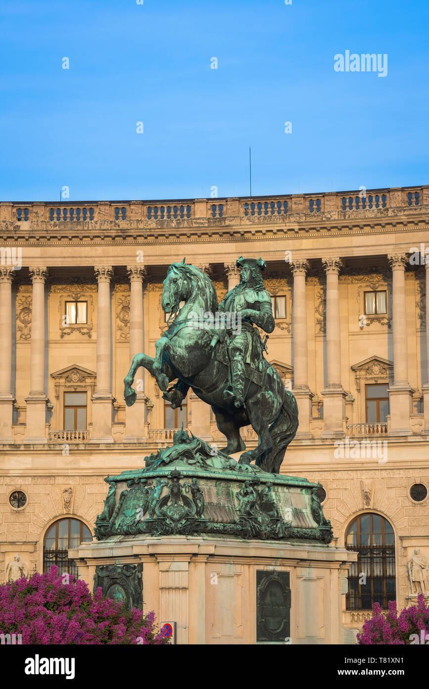 Magistrat der Stadt Wien, mit Blick auf die Statue von Prinz Eugen von Savoyen und vor dem Hintergrund der Neuen Burg Gebäude in der Hofburg Palace Complex, Österreich. Stockfoto