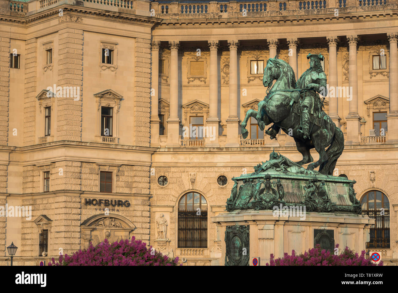 Wien Ikonen, Blick auf die Statue des Prinzen Eugene von Savoyen vor dem Hintergrund des Gebäudes neue Burg im Hofburg Palace Complex, Wien Österreich Stockfoto