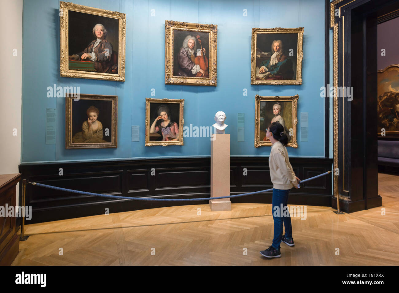 Junge Frauenkunst, Blick auf eine junge Frau, die historische Porträts aus dem 18th. Jahrhundert im Kunsthistorischen Museum in Wien, Österreich, betrachtet. Stockfoto