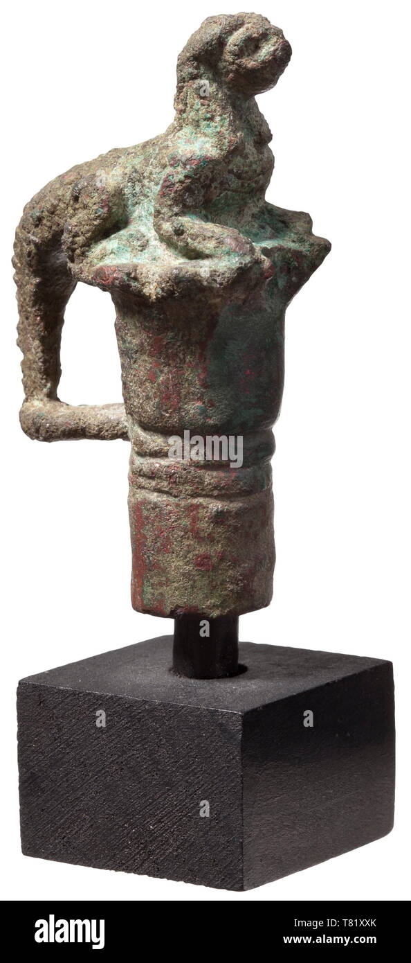 Ein ägyptischer Krokodil Sphinx, griechisch-römischen Periode, 3./2. Jh. v. Chr. Bronze mit grüne Patina. Einem Mitarbeiter. Wie eine Sphinx mit dem Kopf eines Menschen oder ein Falke und der Körper eines ruhenden Krokodils geformt, den Kopf mit einer Öffnung für eine Krone oder eine Kopfbedeckung. Das Gesicht leicht durch Polieren getragen. Konische Buchse mit einfachen Linie Dekoration. Höhe 6,5 cm. Krokodil sphingen sind von der königlichen Tempel des Amenophis III sowie im Serapis-tempel in der ptolemäischen Hafenstadt Berenike bekannt. Provenienz: Privatsammlung, Paris, durin erworben, Additional-Rights - Clearance-Info - Not-Available Stockfoto