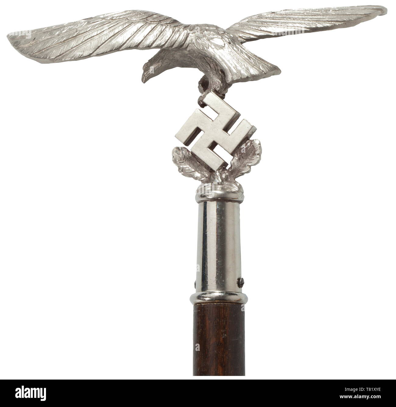 Der Flagge der Flying Corps oder Fallschirmjäger gelber Seide mit ausgiebigem Aluminium Stickerei und silbernen Fransen an drei Seiten (mit Verlusten). Beide Gesichter Lager eine weiße Scheibe mit einem Lorbeerkranz Überwindung von vier weißen, diagonal Strahlen in Richtung der Kanten verbreitern umgeben, mit schwarzem Rahmen, die jeder aus Seide. In den Ecken horizontale Hakenkreuze schwarzer Seide mit silberkante. In der Mitte der Scheibe auf der rechten Seite einen erhöhten Luftwaffe Adler bestickt mit verschiedenen Threads, auf der linken Seite ein Eisernes Kreuz. Verschmutzte, mit kleinen Reparaturen und Verluste. Größe ca. 140 x 125 cm. Finial Modell Nr., Editorial-Use - Nur Stockfoto