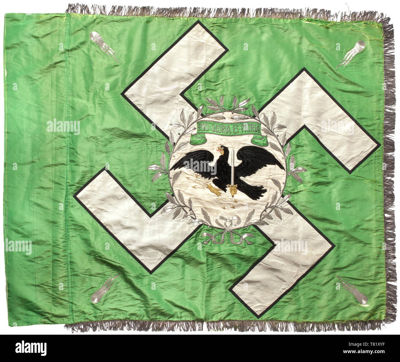 Ein Bataillon Flag für die "Allgemeinen Göring 'Regiment. Hellgrün Seide mit silber Franse auf drei Seiten. Ein weißer Seide Hakenkreuz in Schwarz auf beiden Seiten mit einem Lorbeerkranz um seine Mitte mit einer steigenden Adler, bestickt in Schwarz und Braun, ein Schwert und drei Blitze in seinen Krallen. Einen hellgrünen Blättern mit "Pro Gloria et Patria", Silber - bestickt flammende Granate in jeder Ecke. Auf beiden Seiten, die teilweise sehr abgenutzt. Größe 140 x 110 cm. Farbe-frisch. Hermann Göring im September 1933 acht Fahnen dieser Art vorgestellt, Additional-Rights - Clearance-Info - Not-Available Stockfoto