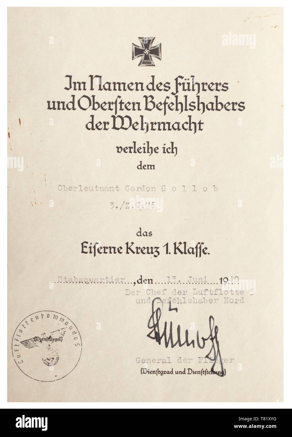 Ein Award für das Eiserne Kreuz 1.Klasse zum Oberleutnant Gordon Gollob in Staffel 3, Zerstörer Wing 76, von tabsquartier, den 13. Juni 1940" mit Originalunterschrift von General der Flieger Hans-Jürgen Stumpff, in seiner Eigenschaft als Chef der Luftflotte 5 und Commander Norden. Am Ende des Krieges war ein generaloberst Stumpff und Generalstabschef der Luftwaffe und war einer der Unterzeichner am 9. Mai 1945 an die bedingungslose Kapitulation der Wehrmacht in Karlshorst. historischen, geschichtlichen, Luftwaffe, Zweig, Zweige, bewaffneten, bewaffneten Servic, Editorial-Use - Nur Stockfoto