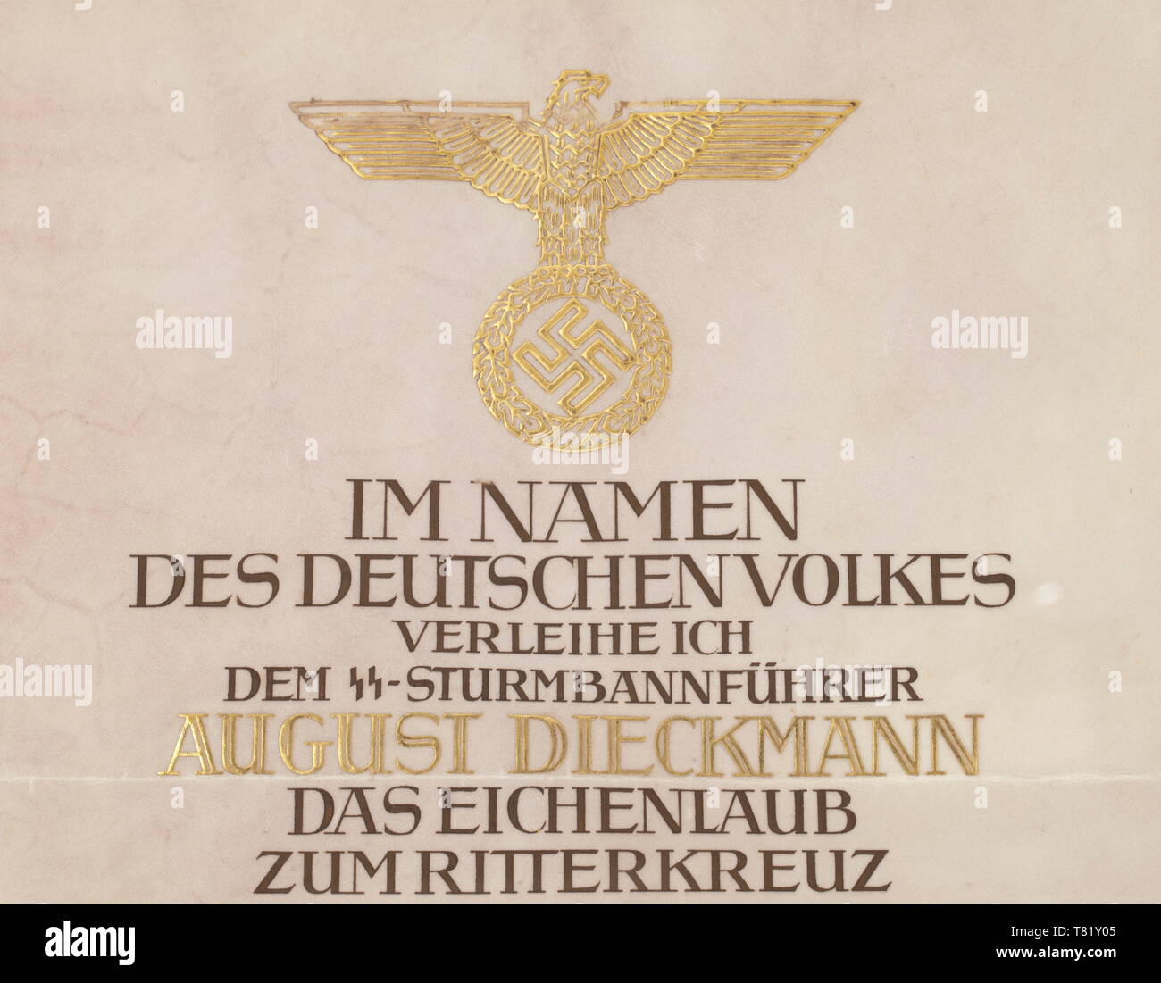 August Dieckmann (1912 - 1943) - ein Dokument für das Eichenlaub zu Überqueren der Ritter des Eisernen Kreuzes, ausgestellt für S-Sturmbannführer August Dieckmann" und vom "FÜHRERHAUPTQUARTIER DEN 16. APRIL 1943 mit den nationalen Adler in Gold. Das Doppel-Seite fehlt August Dieckmann war ein bataillonskommandeur in der "Germania" Regiment während der "Operation Barbarossa", und am 24. April 1942 wurde das Ritterkreuz des Eisernen Kreuzes für seine Erfolge ausgezeichnet. Während der Schlacht von Charkow, Dieckmann's Battalion zerstört mehr als 100 feindliche Panzer in kurzer Zeit, und nur auf 16 Ap, Editorial-Use - Stockfoto