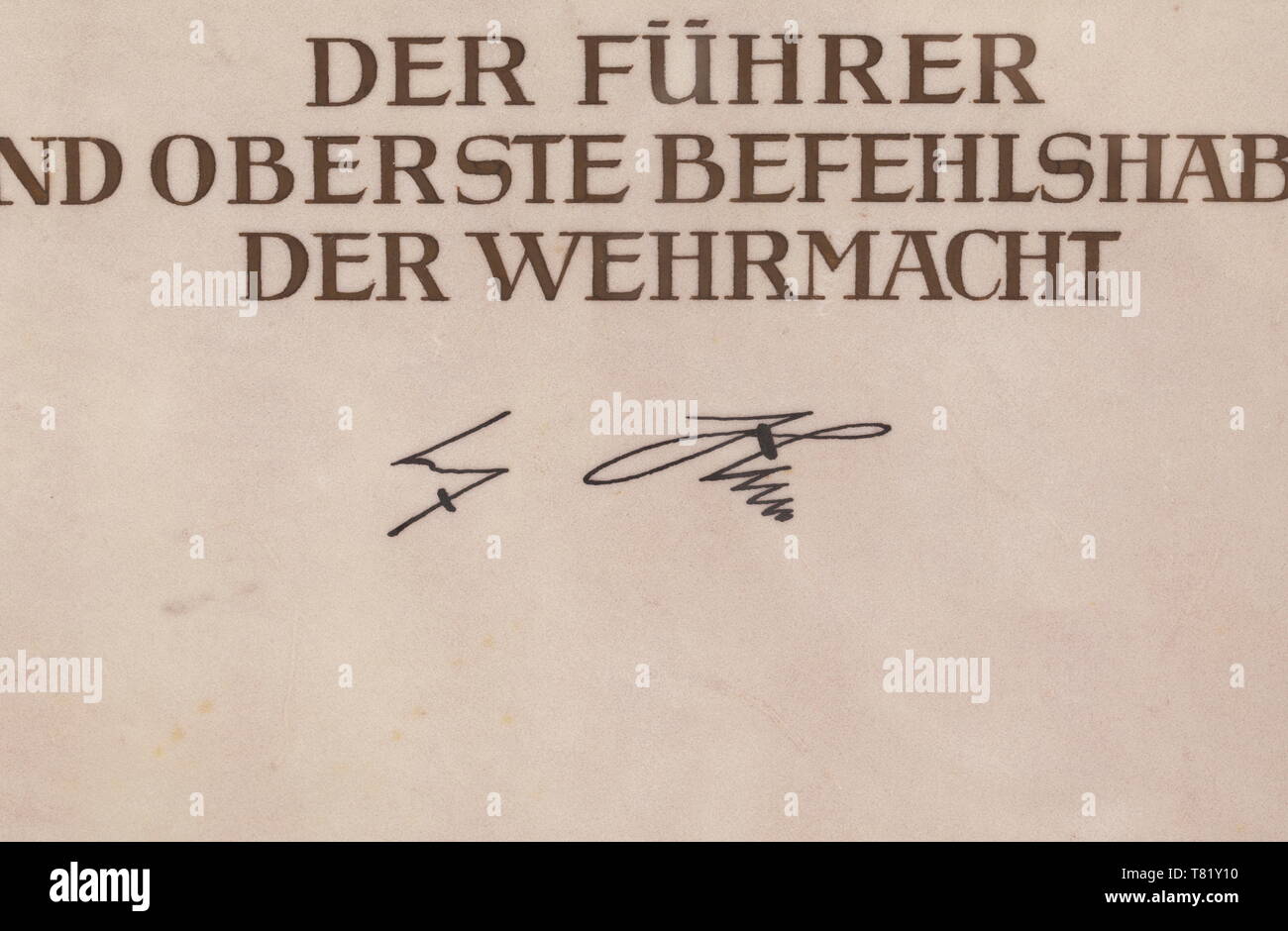 August Dieckmann (1912 - 1943) - ein Dokument für das Eichenlaub zu Überqueren der Ritter des Eisernen Kreuzes, ausgestellt für S-Sturmbannführer August Dieckmann" und vom "FÜHRERHAUPTQUARTIER DEN 16. APRIL 1943 mit den nationalen Adler in Gold. Das Doppel-Seite fehlt August Dieckmann war ein bataillonskommandeur in der "Germania" Regiment während der "Operation Barbarossa", und am 24. April 1942 wurde das Ritterkreuz des Eisernen Kreuzes für seine Erfolge ausgezeichnet. Während der Schlacht von Charkow, Dieckmann's Battalion zerstört mehr als 100 feindliche Panzer in kurzer Zeit, und nur auf 16 Ap, Editorial-Use - Stockfoto